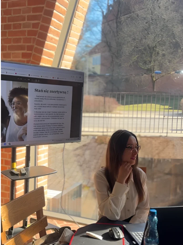 Joanna Kowalik przy pracy – mentor kobiet, tworzy programy rozwojowe dla kobiet